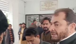 پی ٹی آئی ارکان قومی اسمبلی آپس میں لڑ پڑے، دھکے اور ہاتھا پائی