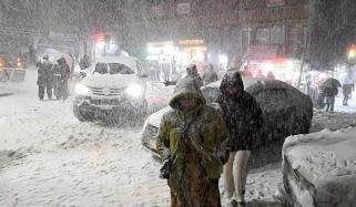 مری میں 22 گھنٹے بعد رکنے والی برفباری پھر شروع ہوگئی