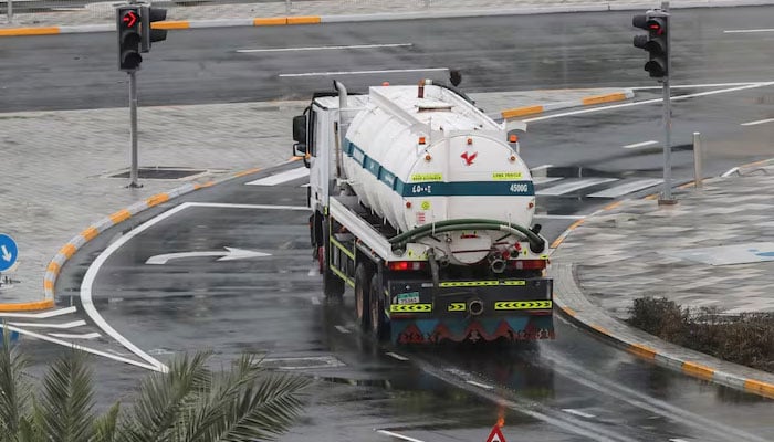 دبئی اور ابوظبی میں بارش، موسم سرد ہوگیا