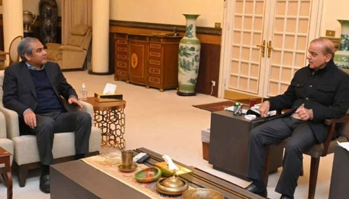 وزیرِ اعظم شہباز شریف اور چیئرمین پی سی بی محسن نقوی—فائل فوٹو