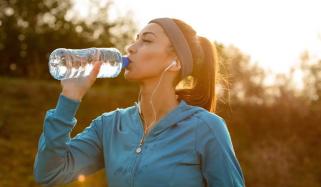 ماہرین سردیوں میں خواتین کو زیادہ پانی پینے کا مشورہ کیوں دیتے ہیں؟