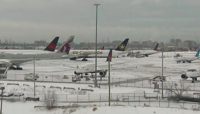 ٹورنٹو میں شدید برفباری، 900 پروازیں منسوخ