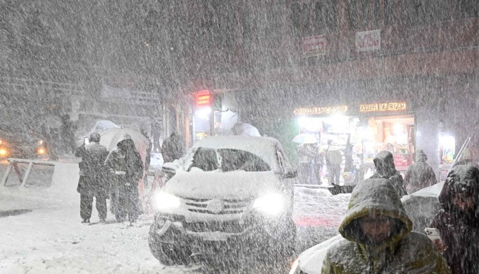 مری میں ایک بار پھر گہرے بادل داخل، خون جما دینے والی سردی کا راج