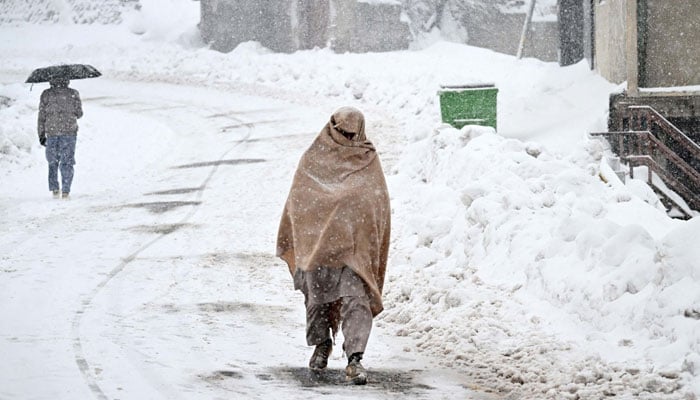 مری میں ایک بار پھر گہرے بادل داخل، خون جما دینے والی سردی کا راج