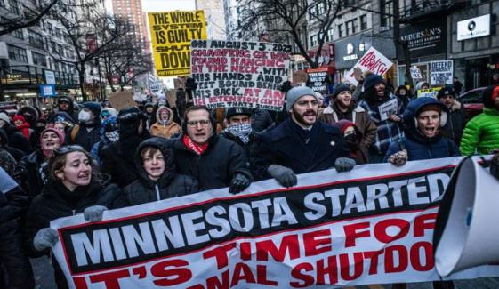 نیویارک میں شدید سردی کے باوجود ہزاروں افراد کا احتجاج، ICE کے خلاف نعرے