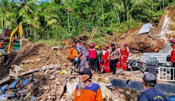 انڈونیشیا میں لینڈ سلائیڈنگ سے ہلاکتیں 17 ہوگئیں، 73 افراد لاپتہ