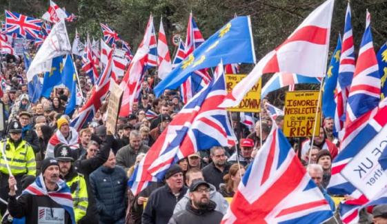 کروبرَو میں پناہ گزینوں کے قیام کے منصوبے کیخلاف ہزاروں افراد کا احتجاج