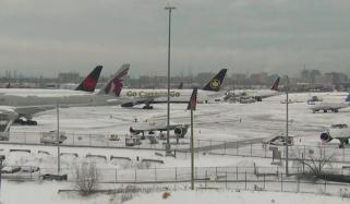  ٹورنٹو میں شدید برفباری، 900 پروازیں منسوخ 