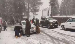 خیبرپختونخوا: برفباری میں پھنسے 3 ہزار 10 افراد کو ریسکیو کرلیا گیا