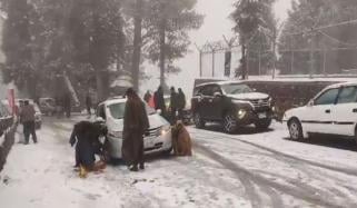 خیبرپختونخوا: برفباری میں پھنسے 3 ہزار 10 افراد کو ریسکیو کرلیا گیا