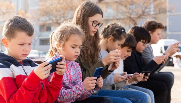 فرانس: 15سال سے کم عمر بچوں کے سوشل میڈیا استعمال پر پابندی کا بل پیش