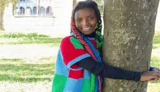 طویل ترین وقت تک درخت کو گلے لگانے کا ورلڈ ریکارڈ