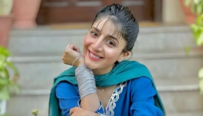 Mawra Hocane reacts to her Jama Taqseem stars touching shout out