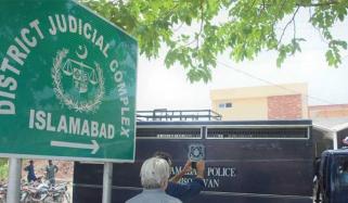 بانی پی ٹی آئی کیخلاف لانگ مارچ کے 2 کیسز داخلِ دفتر کر دیے گئے