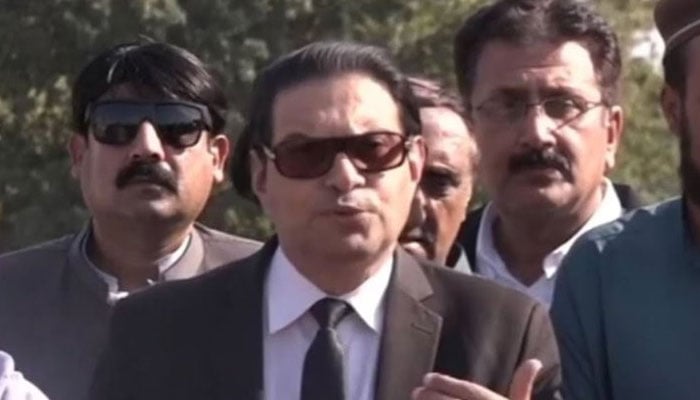 عدالتی فیصلوں کے باوجود بانی پی ٹی آئی سے ہماری ملاقات نہیں کروائی گئی، سلمان اکرم راجہ - فوٹو: فائل