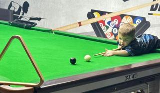 دو سالہ بچے نے پول اور اسنوکر کے دو عالمی ریکارڈ توڑ دیے