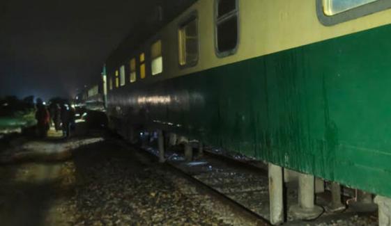 ہزارہ ایکسپریس کی 2 بوگیاں پٹری سےاتر گئیں