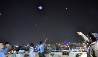 لاہور:بسنت پر آسمان روشن کرنے والی سرچ لائٹس کی مانگ میں اضافہ