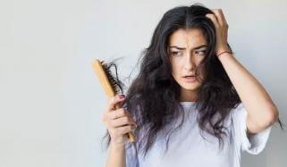 سردیوں میں بال زیادہ کیوں جھڑتے ہیں؟ اس سے بچاؤ کیسے ممکن؟