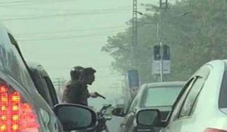 لاہور: ڈاکوؤں نے چاندی فروخت کرنیوالے شہری سے کروڑوں روپے لوٹ لیے