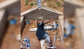 ماں کی یاد میں بےچین بچے کی والدہ کی قبر پر سوتے ہوئے تصویر نے دل دہلادیے