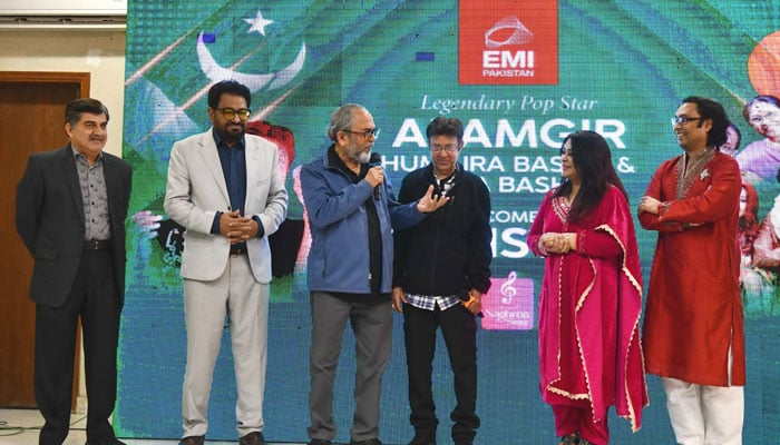 عالمگیر اپنے اعزاز میں منعقدہ تقریب میں پھوٹ پھوٹ کر رونے لگے