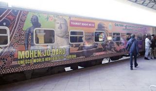 کراچی سے سیاح سفاری ٹرین کے ذریعے موئنجودڑو پہنچ گئے