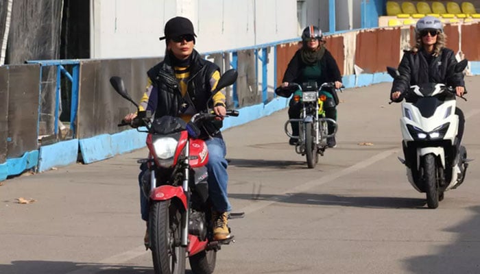 خواتین کو موٹرسائیکل چلانےکی تربیت دینے کی ہدایات دے دی گئیں۔فوٹو: اے ایف پی