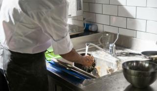 چینی شہری نے پرتعیش زندگی چھوڑ کر ڈش واشنگ شروع کر دی