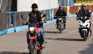 ایران میں کئی دہائیوں بعد خواتین کو موٹرسائیکل چلانےکی اجازت مل گئی