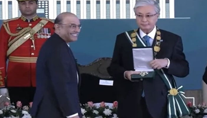 صدر زرداری کی قازقستان کے صدر سے ملاقات، نشان پاکستان سے نوازا