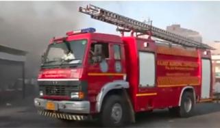 کراچی: لانڈھی ایکسپورٹ پراسیسنگ زون میں فیکٹری میں آگ لگ گئی، ریسکیو حکام