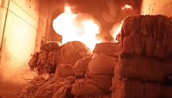 کراچی: لانڈھی فیکٹری کی آگ پر تقریباً 60 فیصد قابو پا لیا گیا