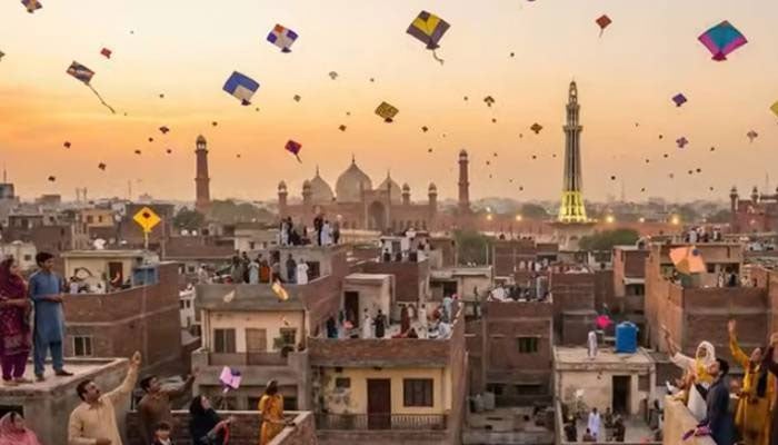 لاہور میں آج بسنت کا دوسرا روز، من چلے پتنگیں اڑانے میں مصروف