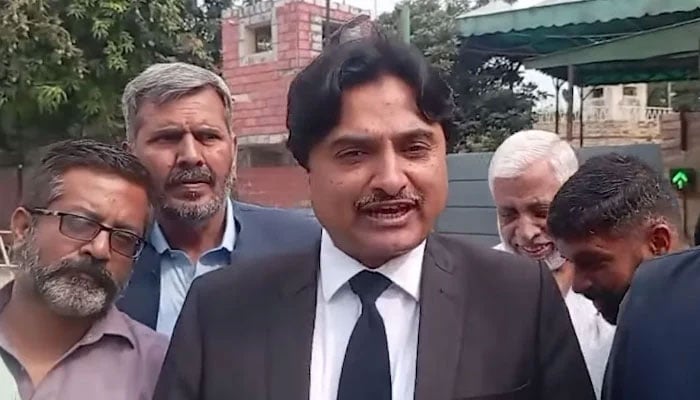 بانیٔ پی ٹی آئی کے وکیل فیصل ملک—فائل فوٹو