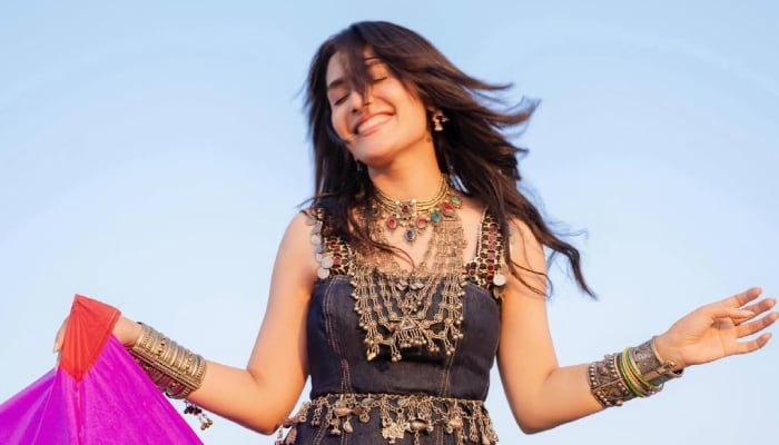 Ayeza Khan skips kite flying to turn rooftop into Basant paradise