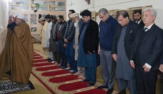 محسن نقوی کی خودکش دھماکے سے متاثرہ امام بارگاہ میں نماز کی ادائیگی