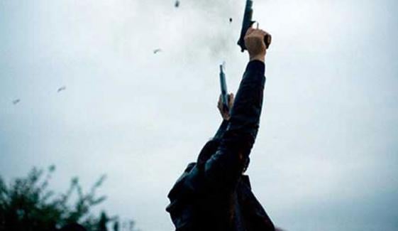 کراچی: واٹر پمپ فلائی اوور کے قریب ایک شخص کی ہوائی فائرنگ، حراست میں لے لیا گیا، پولیس