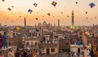 لاہور میں آج بسنت کا دوسرا روز، من چلے پتنگیں اڑانے میں مصروف