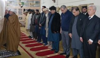 محسن نقوی و طلال چوہدری کی خودکش دھماکے سے متاثرہ امام بارگاہ میں نمازِ مغرب کی ادائیگی