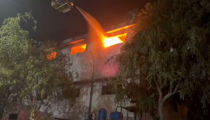 لانڈھی ایکسپورٹ پروسیسنگ زون کی فیکٹری میں 3 دن قبل لگی آگ نہ بجھ سکی