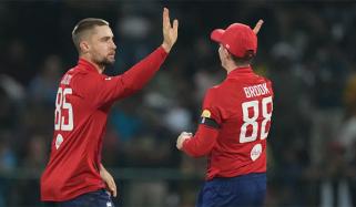 ٹی20 ورلڈکپ: ایک اور ایسوسی ایٹ ممبر کی زبردست کارکردگی، انگلینڈ صرف 4 رنز سے جیت سکا