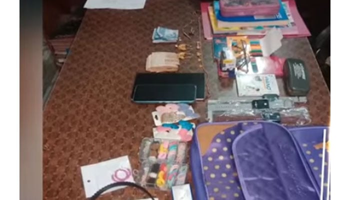 نقدی، زیورات اور برآمد ہونیوالا سامان(تصویر سوشل میڈیا)۔