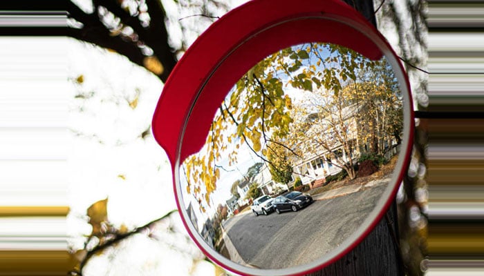 اپنی قسمت بدلنے کیلئے خاتون نے ٹریفک آئینے کا رخ بدل دیا، متعدد حادثات ہوگئے