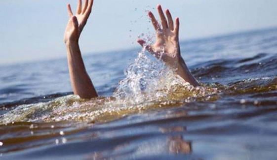 کراچی: ریڑھی گوٹھ کے قریب سمندر میں ڈوبنے والے 2 نوجوانوں کو بچالیا گیا، 1 کی تلاش جاری
