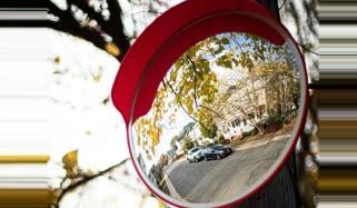 اپنی قسمت بدلنے کیلئے خاتون نے ٹریفک آئینے کا رخ بدل دیا، متعدد حادثات ہوگئے