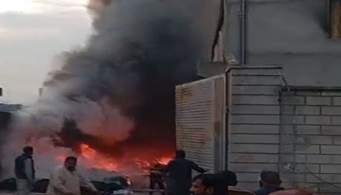 راولپنڈی: فیکٹری میں لگی آگ بجھائی نہ جا سکی، عمارت گرنے کا خدشہ