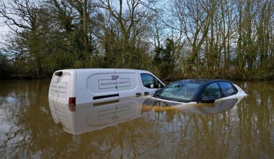 برطانیہ میں مسلسل موسلا دھار بارش، 100 کے قریب علاقوں میں سیلاب کا خطرہ