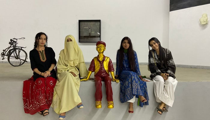 صنعت آرٹ گیلری میں’مجسمہ ساز کیمیائے ہنر‘ کی نمائش کا شاندار افتتاح