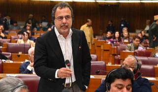 نیٹ میٹرنگ سے ملک کی اشرافیہ فائدہ اٹھا رہی ہے، نئی ریگولیشن کا اثر زیادہ آمدنی والے لوگوں پر پڑے گا: اویس لغاری